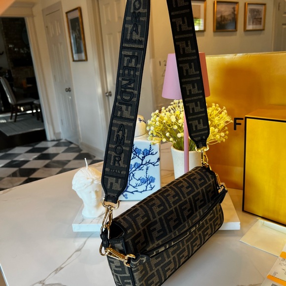 Fendi baguette 
Brown FF jacquard fabric bag - Picture 13 of 16